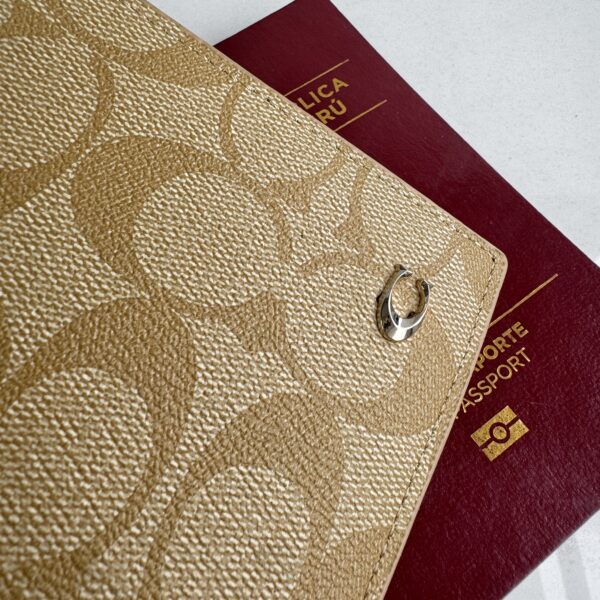 Porta Pasaporte Coach