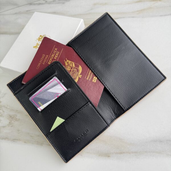 Porta Pasaporte Coach