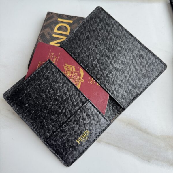 Porta Pasaporte Fendi